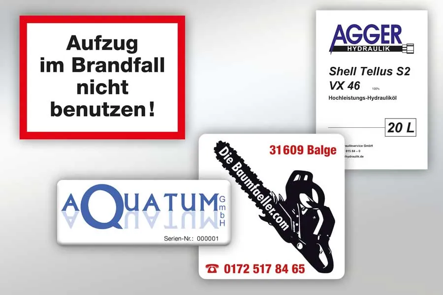 Hinweisschild für einen Aufzug, Etikett für Hydrauliköl und Firmenaufkleber mit Logo, einer davon mit Seriennummer