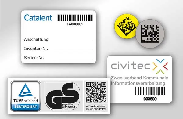 Inventaretikett mit Barcode und Feldern zum Beschriften, runde Datamatrix-Aufkleber und ein Etikett mit QR-Code und Prüfzeichen