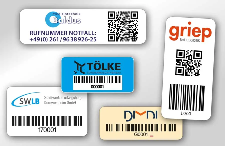 Barcode-Etiketten mit Firmenlogo und fortlaufender Nummer, eines zusätzlich mit QR-Code