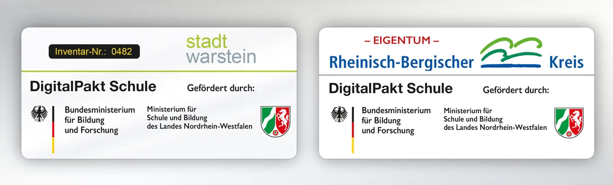 Eigentumsaufkleber zweier Schulträger mit Logo, Inventarnummer und dem Förderhinweis DigitalPakt Schule
