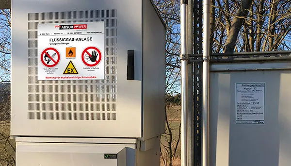 Warnschild Flüssiggas-Anlage mit Firmenlogo auf einem Schaltschrank im Freien
