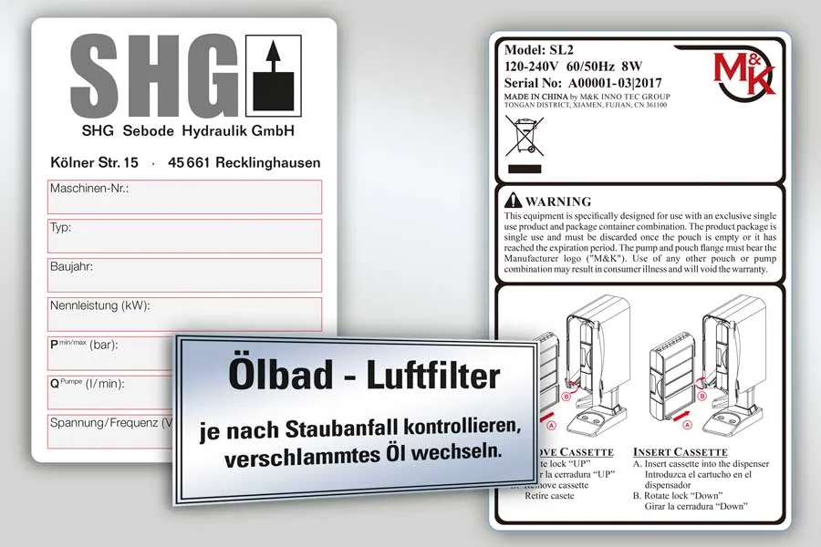 Typenschilder als Aufkleber: eines mit Feldern für Maschinennummer, Typ, Baujahr und Leistung, eines mit Modell, Seriennummer und Warnhinweis, dazu ein silbernes Hinweisschild