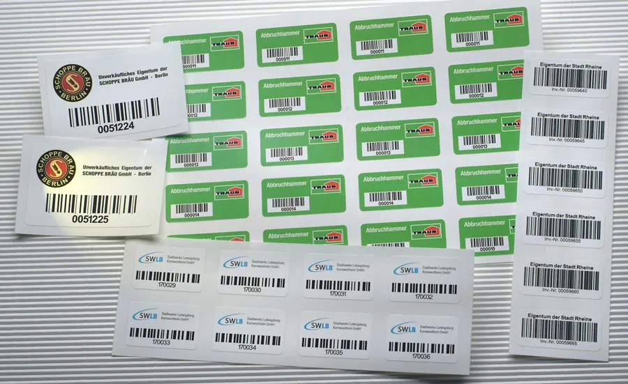 Bögen mit fortlaufend nummerierten Barcode-Aufklebern mit Logo