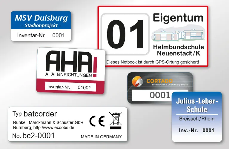 Nummerierte Aufkleber mit Logo: Inventarnummern, Eigentumsaufkleber und ein Typenschild mit Seriennummer
