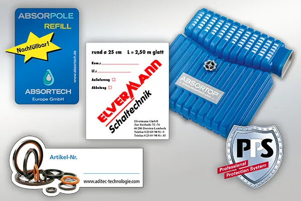 Produktaufkleber mit Firmenlogo, einer davon auf einem Kunststoffgehäuse, andere mit Feldern zum Beschriften